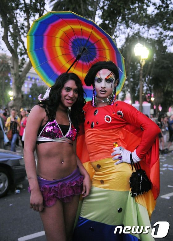 아르헨티나 부에노스아이레스 퀴어 축제 참가자들이 동성애자를 의미하는 무지개색으로 치장하고 있다. © AFP=News1