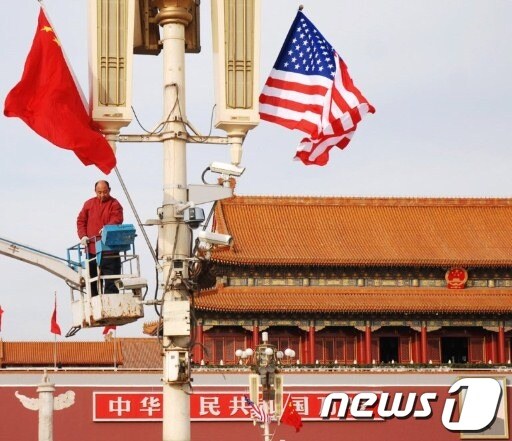 중국 천안문 광장의 미국 성조기와 중국 오성홍기. © AFP=뉴스1