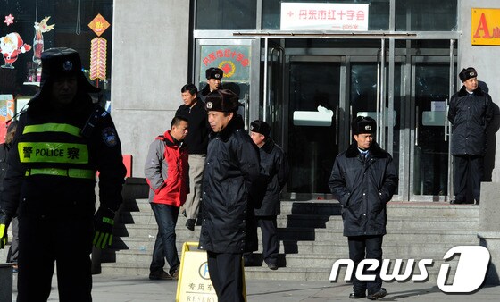 북한 접경 지역인 중국 단둥에 위치한 북한 영사관 앞을 서성이고 있는 중국 공안. © 뉴스1