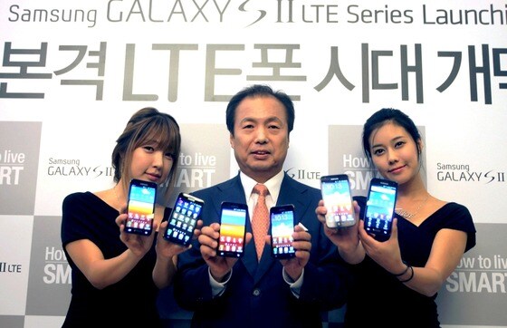 신종균 삼성전자 무선사업부 사장이 26일 서울 서초사옥에서 열린 '갤럭스S2 LTE 시리즈' 미디어데이에서 '갤럭시S2 LTE'와 '갤럭시S2 HD LTE