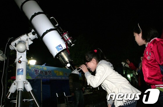 어린이들이 별과 별자리에 대한 이론 교육을 받고 대구경 망원경으로 천체를 관측하고 있다(자료사진). © News1