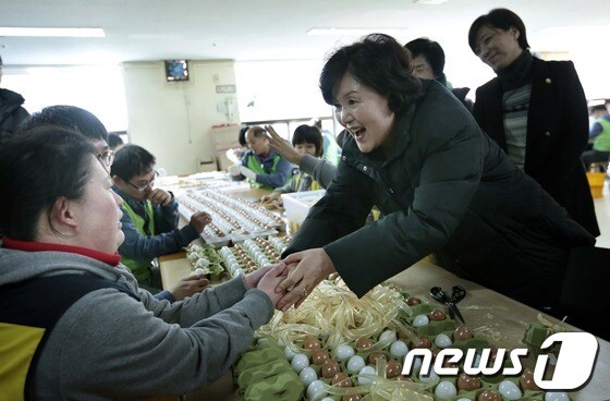 김정숙 여사(오른쪽).  사진은 18대 대선 공식 선거운동 첫 날인 2012년 11월27일 오전 서울 은평구 구산동 누야하우스를 방문해 직원들과 인사를 나누는 모습. © News1