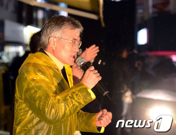 2012년 12월 14일 당시 문재인 민주통합당 대선 후보가  부산 서면 쥬디스 태화백화점 앞에서 열린 집중 유세에서 '부산갈매기'를 열창하고 있다. © News1