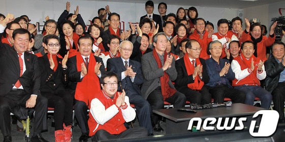 2012년  12월19일 당시 박근혜 새누리당 후보가 방송3사 대선 출구조사에서 앞선 것으로 나타나자 서울 여의도 새누리당사 개표상황실에서 캠프 관계자들이 박수를 치고 있다. 2012.12.19/뉴스1