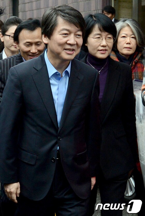 안철수 전 새정치민주연합 공동대표(왼쪽)와 박선숙 전 민주통합당 의원. 2012.12.3/뉴스1 © News1
