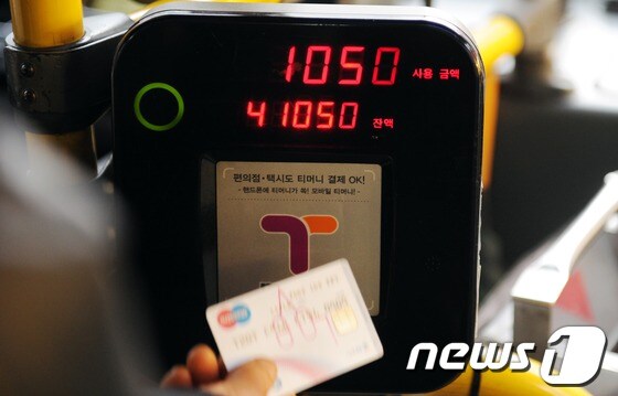 교통카드 단말기에 요금을 지불하는 모습. (자료사진) © News1