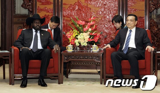 살바 키르 남수단 대통령(좌)와 리커창 중국 부총리