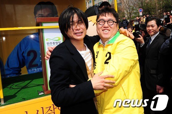지난 2012년 총선 마지막 주말 유세 당시 김용민씨(오른쪽)와 주진우 전 기자 모습. © News1