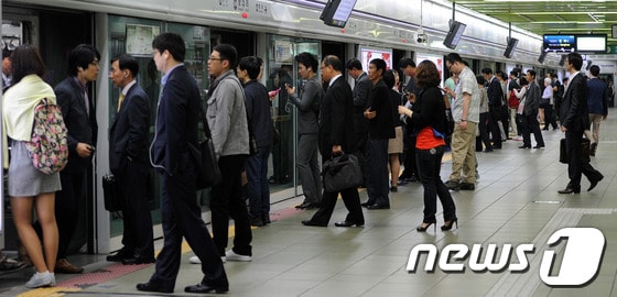 서울 지하철 5호선을 이용하는 시민들이 출근길에 오르고 있다.  2012.5.18/뉴스1 © News1