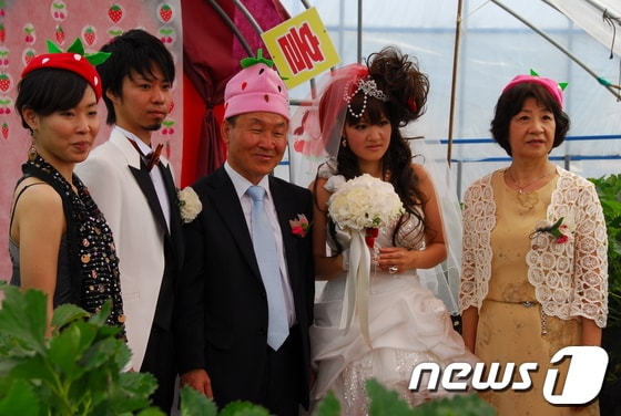 일본연예인 이찌코히메상이 논산딸기밭서 결혼식을 올렸다.