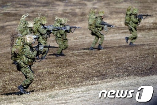 훈련 중인 일본 육상자위대원들(자료사진). © AFP=News1