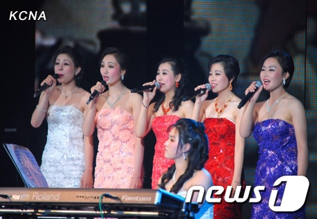 북한 모란봉악단이 공연하고 있는 모습 (서울=뉴스1) © News1