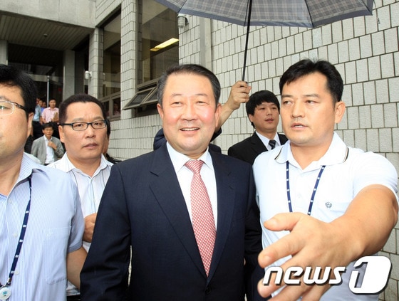 박주선 의원이 2012년 7월17일 오전 10시께 광주고법에 출석해 구속영장 발부 심문을 받고 나오고 있다. 2012.7.17 /뉴스1