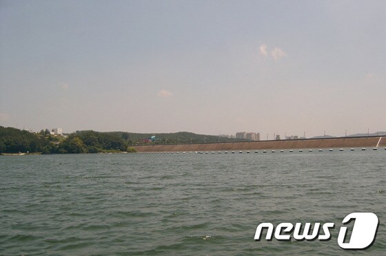 K-water 남강댐관리단이 상수원수를 맑고 깨끗한 청정수원으로 유지시키고 있는 진주 진양호(K-water 남강댐관리단) © News1