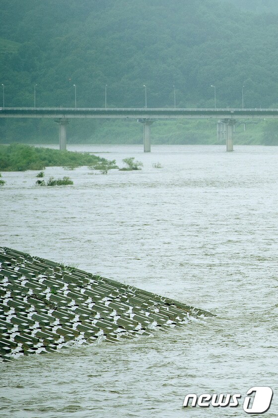2012년 8월 북한이 황강댐의 물을 방류하면서 임진강의 수위가 3미터 이상으로 급격히 높아졌다. 당시 정부는 수위를 낮추기 위해 13개의 모든 수문을 모두 열어 초당 1천400톤의 물을 방류했다. 2012.8.18 © News1