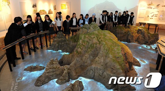 서울 서대문구 독도체험관을 찾은 학생들이 기획전시관을 둘러보고 있다. (뉴스1DB) ⓒNews1