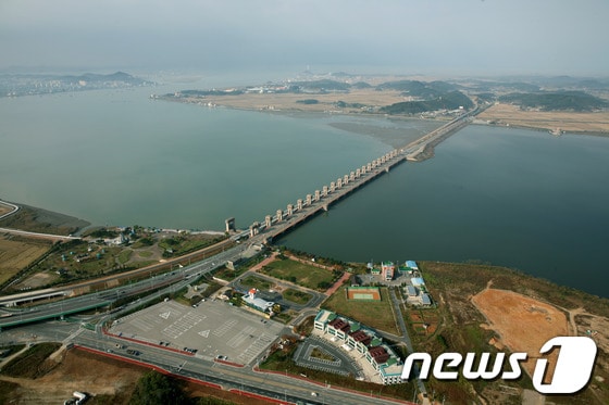 전북 군산과 충남 서천을 잇는 금강하구둑. © News1