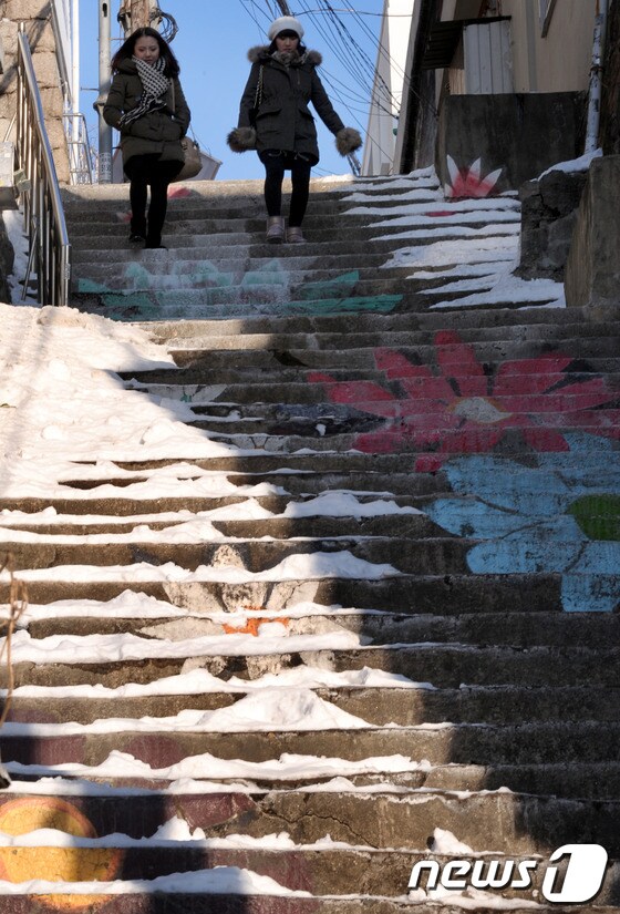 서울 종로구 이화마을에서 외국인 관광객들이 조심스럽게 계단을 내려오고 있다. /뉴스1 © News1