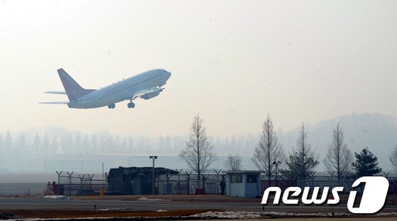 청주공항을 이륙하는 이스타항공 항공기(뉴스1 DB)© News1