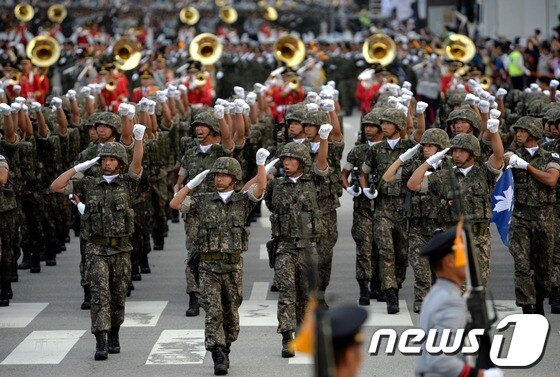 지난 2013년 10월1일 제65주년 '국군의 날'을 맞아 국군 장병들이 서울 태평로에서 시가행진을 하고 있다. 2013.10.1/뉴스1