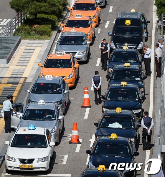 서울시 택시요금 인상을 하루 앞둔 11일 오후 서울역 앞에서 택시들이 줄지어 손님을 기다리고 있다.  2013.10.11/뉴스1 © News1