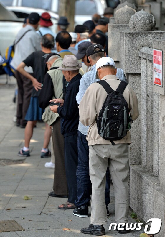 서울 종로구 탑골공원 인근의 한 노인무료급식소 앞에서 어르신들이 줄을 서서 기다리고 있다. (자료사진) /뉴스1