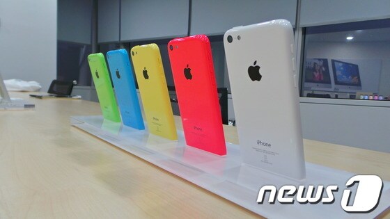 2013년 다양한 색상으로 출시된 '아이폰5c' 모델. © News1