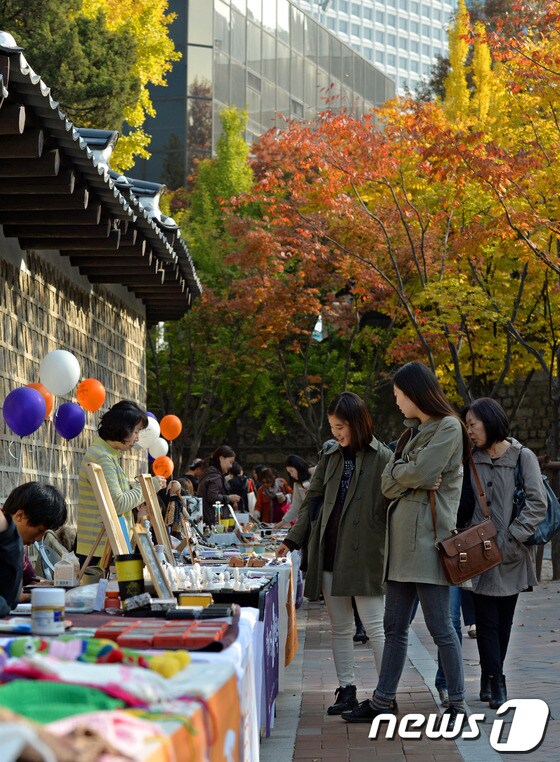 완연한 가을날씨를 보인 31일 오후 제15회 정동문화축제가 열리고 있는 서울 중구 정동길을 찾은 시민들이 벼룩시장인 아트마켓을 둘러보며 가을을 즐기고 있다. 2013.10.31 © 뉴스1