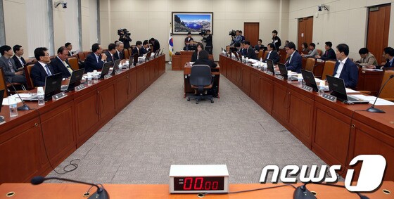 성완종 전 의원이 활동했던 2012 ~ 2014년 당시 국회 정무위원회 회의 모습/뉴스1 © News1