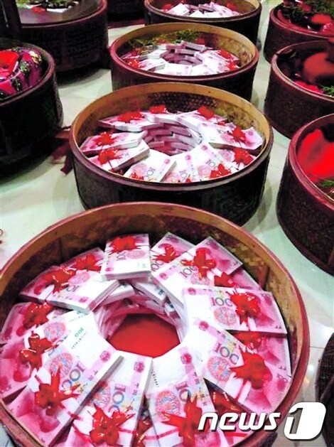 중국의 한 결혼식에서 결혼 선물로 쓰인 총 888만 위안이 들어있는 이 바구니들. 102㎏의 현금을 나르기 위해 18명의 인부가 고용됐다.(사진제공=상하이데일리)© News1