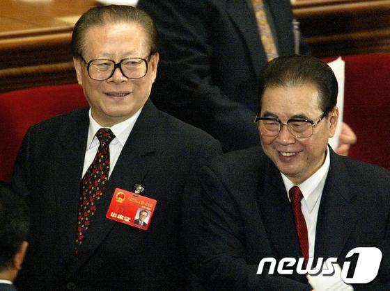 리펑 전 중국 총리(오른쪽). 왼쪽은 장쩌민 전 중국 국가주석. ©AFP=News1