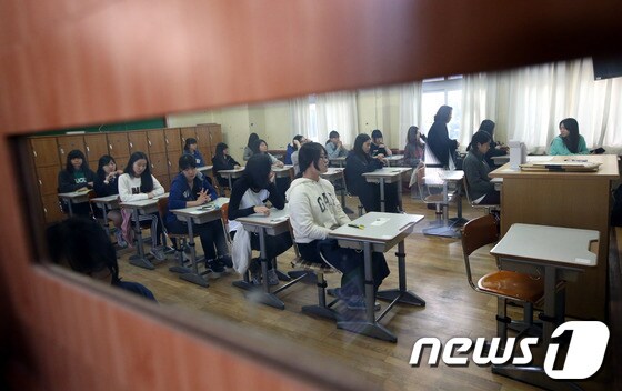 2014학년도 대학수학능력시험이 실시된 한 여고에서 수험생들이 시험 시작을 기다리고 있다. /뉴스1 © News1