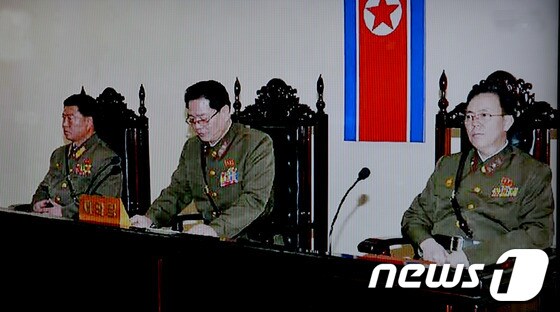12일 개최된 북한 국가안전보위부 특별군사재판에서 재판부가 장성택 전 국방위원회 부위원장에게 사형을 선고하고 있다. 장성택은 