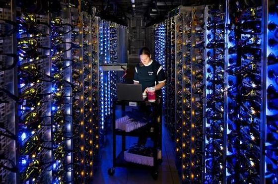 미 오리건주 댈러스가에 있는 구글의 데이터 센터에서 한 직원이 컴퓨터 작업을 하고 있다. (사진제공 구글)© News1