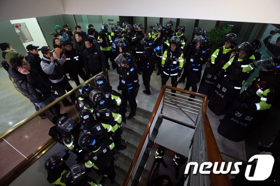 경찰들이 서울 정동 민주노총 사무실 진입을 준비하는 당시 모습. 2013.12.22/뉴스1