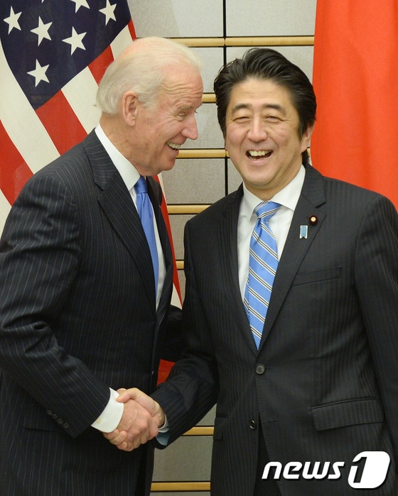 3일 일본 도쿄 총리 관저에서 회담하는 아베 신조 일본 총리와 조 바이든 미국 부통령.©AFP=News1