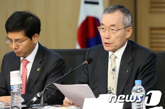곽병선 한국장학재단 이사장.(오른쪽) /뉴스1 © News1