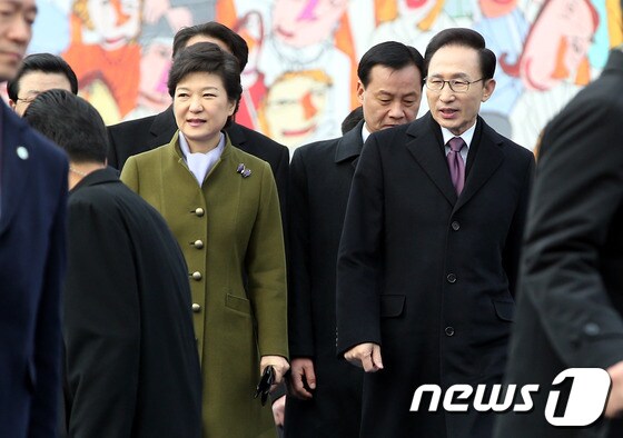 박근혜 대통령(왼쪽)과 이명박 전 대통령/© News1