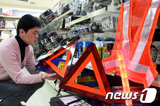 서울의 한 대형마트에서 삼각대를 비롯한 안전용품들을 구경하고 있는 소비자의 모습. /뉴스1DB