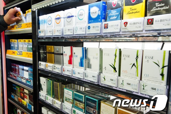 서울 시내 한 편의점에 담배가 진열된 모습. /뉴스1