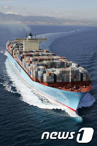 국제해사기구(IMO) 해양환경보호위원회(MEPC)의 해양오염방지협약 개정으로 현재 운항 중인 국제항해선박도 2023년 1월 1일부터 온실가스(CO2) 배출 규제가 적용된다. 사진은 17만톤급 에바머스크호(Ebba Maersk)호.(부산항만공사 제공)2013.3.20© News1