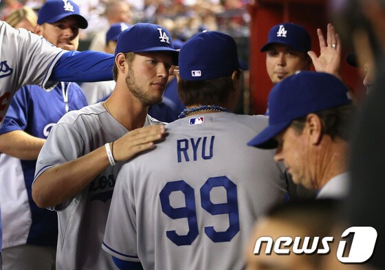 LA 다저스의 클레이튼 커쇼(왼쪽)와 류현진. /뉴스1 DB © AFP=News1
