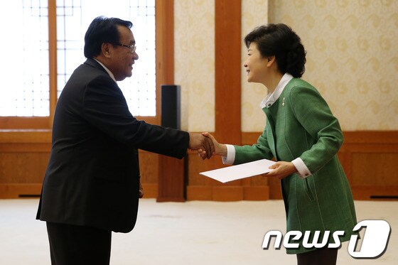 지난 2013년 4월 박근혜 대통령으로부터 신임장을 받는 케조 비엔 주한 마셜제도대사