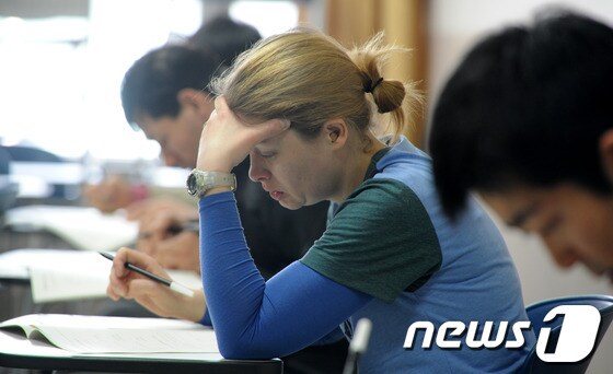 한국어능력시험(TOPIK)을 치르고 있는 외국인들. (뉴스1DB) ⓒNews1