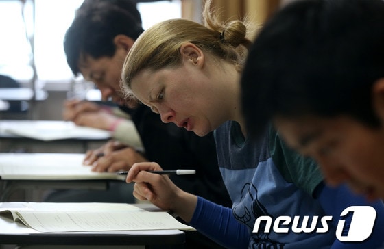 한국어능력시험(TOPIK)을 치르고 있는 외국인들. 뉴스1DB ⓒNews1