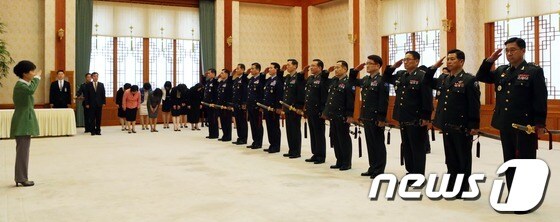 청와대에서 열린 군 보직(장성) 및 진급신고식에 참석한 장성들이 경례하고 있는 모습 (참고사진) 2013.4.23/뉴스1 © News1