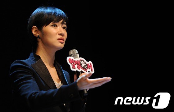 MBC 김주하 앵커가 4일 오후 서울 서대문구 이화여자대학교 삼성홀에서 열린 