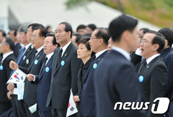 박근혜 대통령이 18일 오전 광주 북구 운정동 5·18국립묘지에서 열린 5·18 민주화운동 33주년 기념식에 참석했다. 보훈처는 