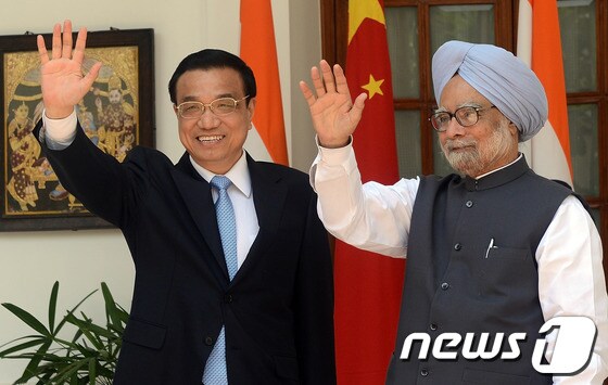 리커창(李克强) 중국 총리(좌)와 만모한 싱 전 인도 총리. 친디아 시대를 상징하는  사진 한 컷이다.  © AFP=News1