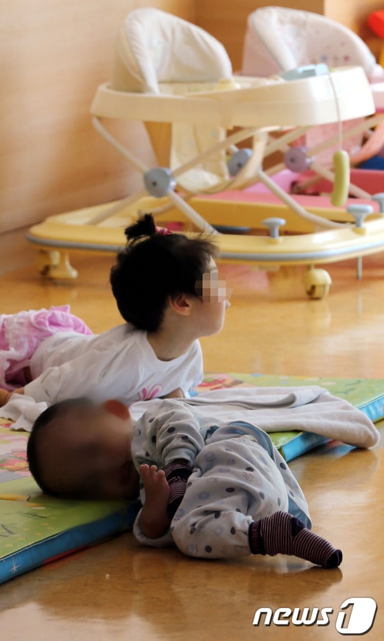 서울시어린이병원에 입원한 어린이들이 병마와 힘든 싸움을 벌이고 있다. 2013.5.5/뉴스1